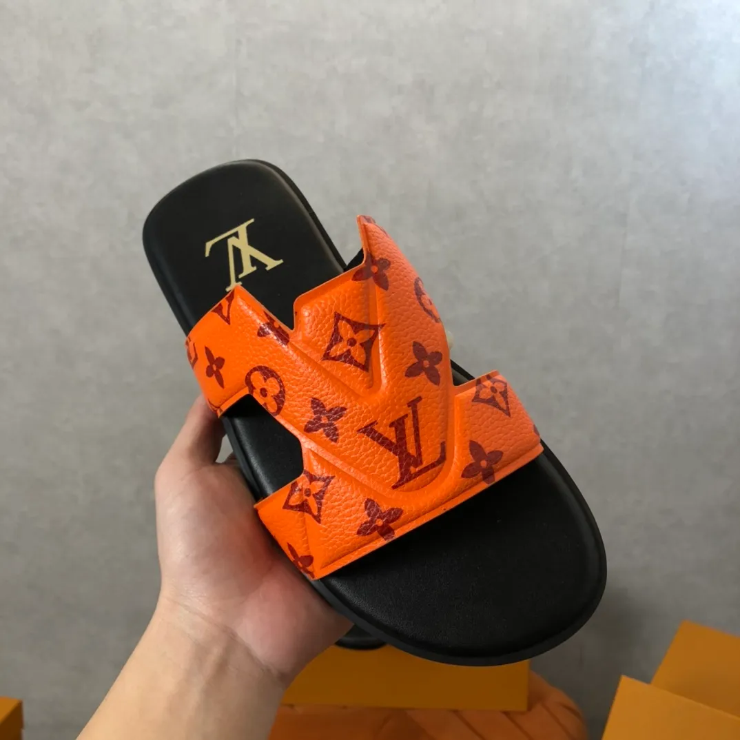 Factory price: 270💰LV counters are selling new brand luxury men's slippers, casual, loose and comfortable. The must-have model in the picture above [Happy][Happy], multiple colors available Size: 38-44, customized 45